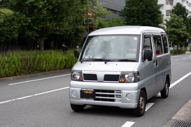 走行中の軽バン